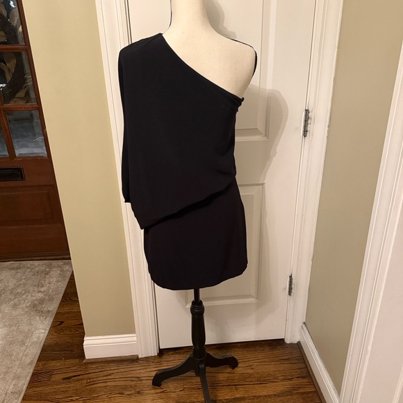 Halston
Dress
Women's
One Shoulder Asymmetrical Sleeve - Picture 5 of 9
